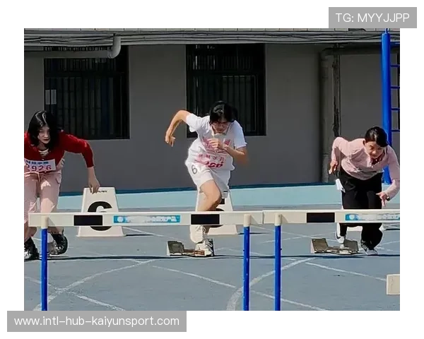 跨栏训练重点强化节奏保持，栏间速度提升